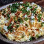 cremiges Rührei mit Frühlingszwiebeln und Käse - featured image