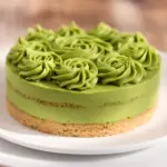 Cremige Pistazien-Rosen Torte mit Kardamom - featured image