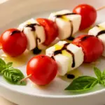 Fingerfood-Spieße mit Mozzarella und Tomaten - featured image