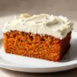 Saftiger Karottenkuchen mit Frischkäse-Frosting - featured image